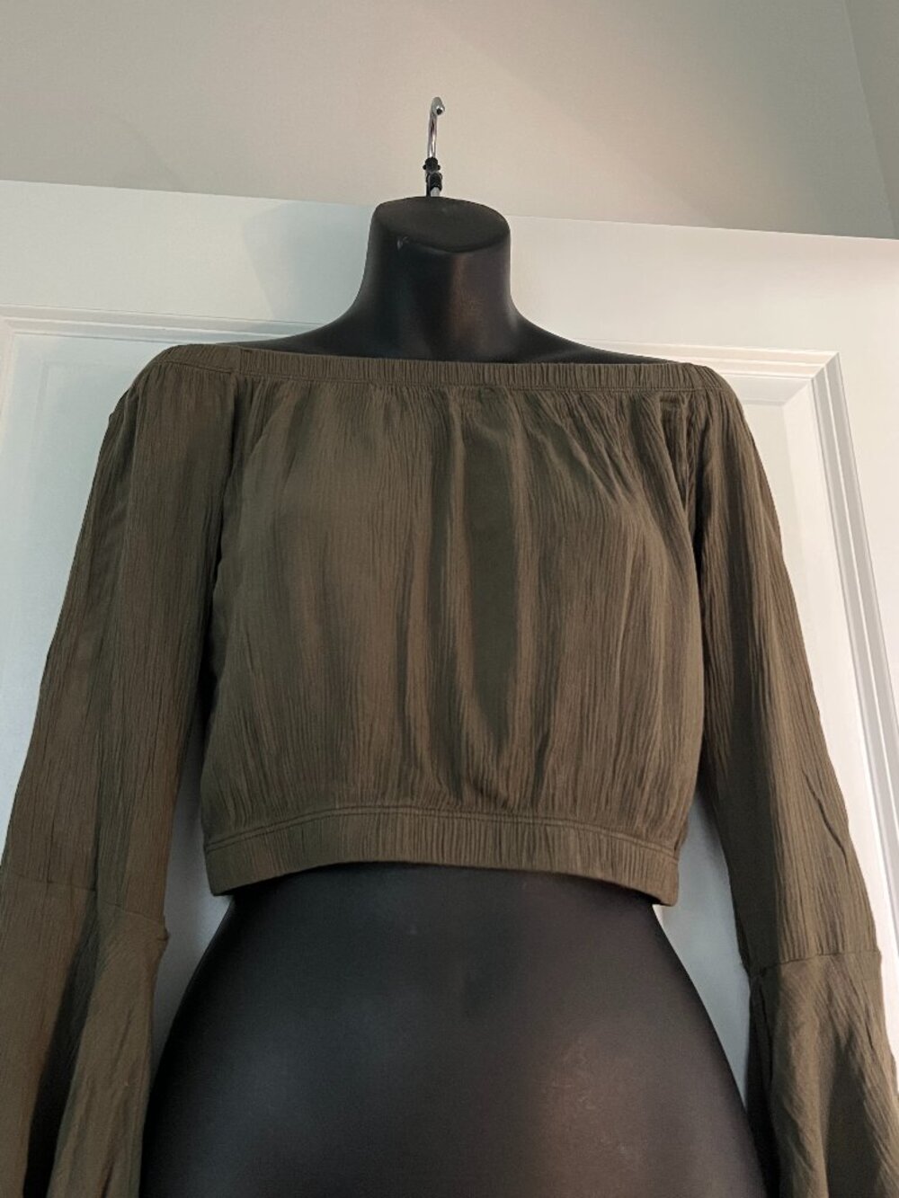 Blue Blush Women’s Medium Olive Green Off-the-Shoulder Long Sleeve Crop Top Blou